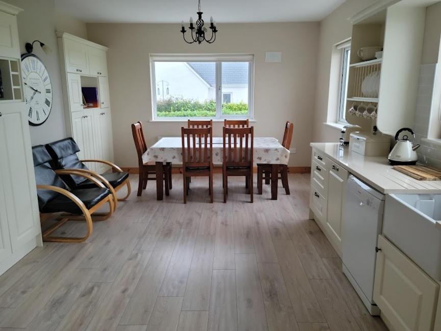 Mullagh  Coastal View Cottage מראה חיצוני תמונה